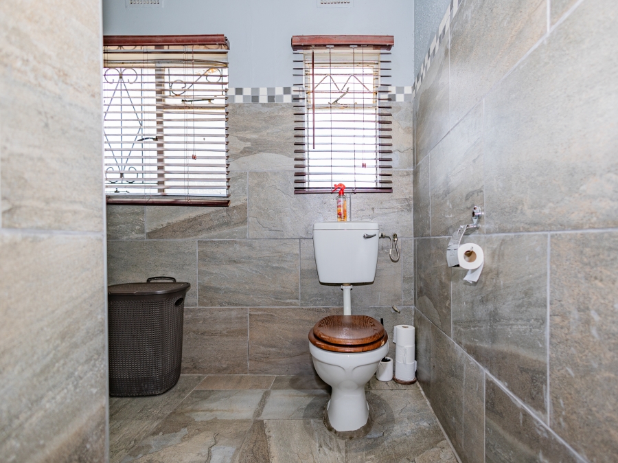 5 Bedroom Property for Sale in Peerless Park Western Cape